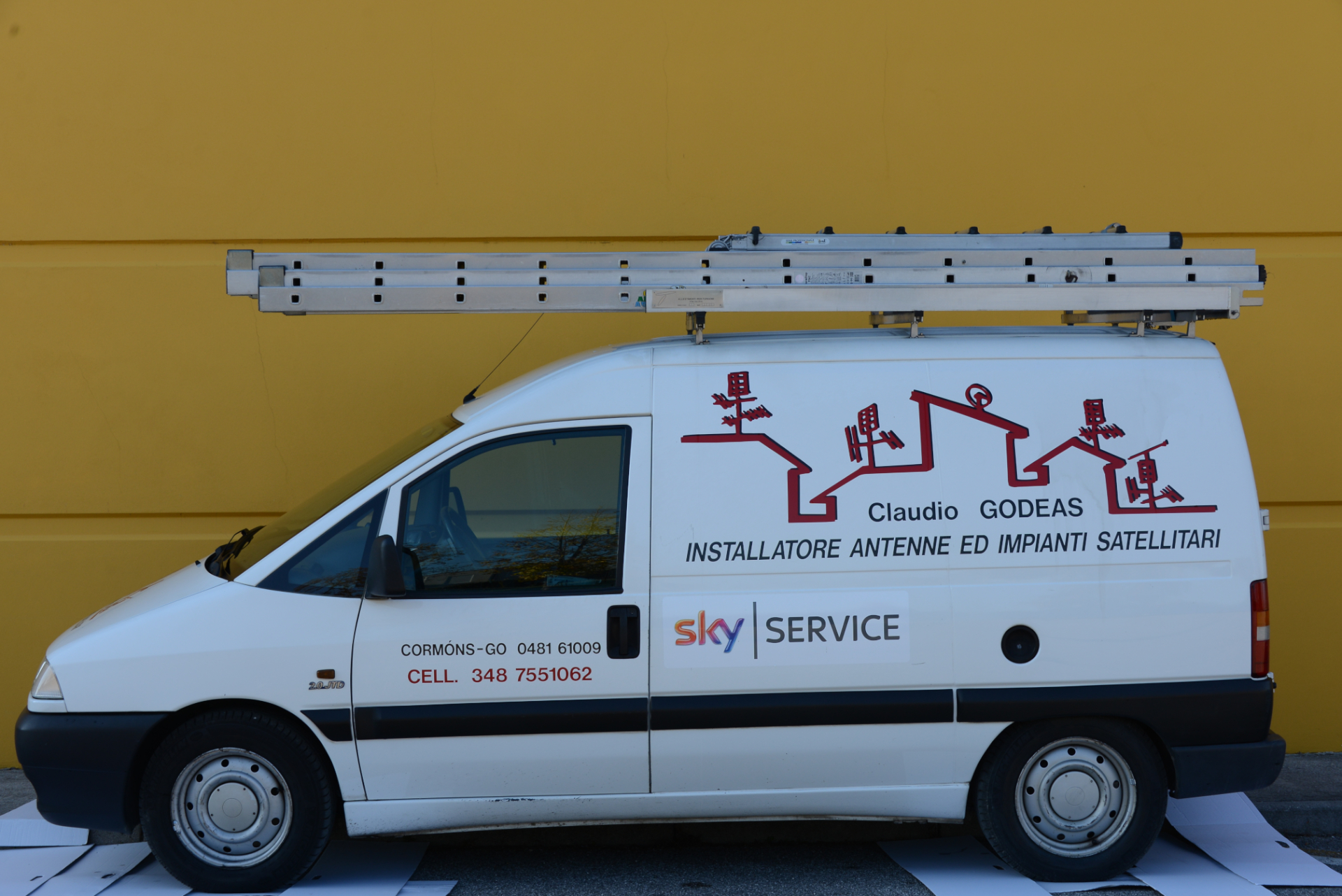 immagine laterale del furgone di Claudio Godeas