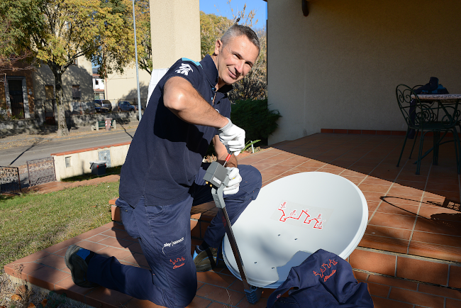 Claudio assembla parabola satellitare