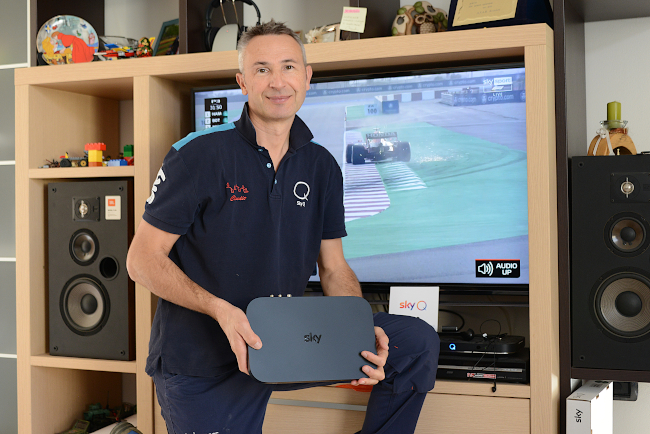 Claudio mostra decoder sky